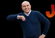 Retiro de José Ordóñez humorista: 40 Años de Risas y Fe José Ordóñez y su esposa Yasmith sonriendo en el escenario durante su show Empareja2.